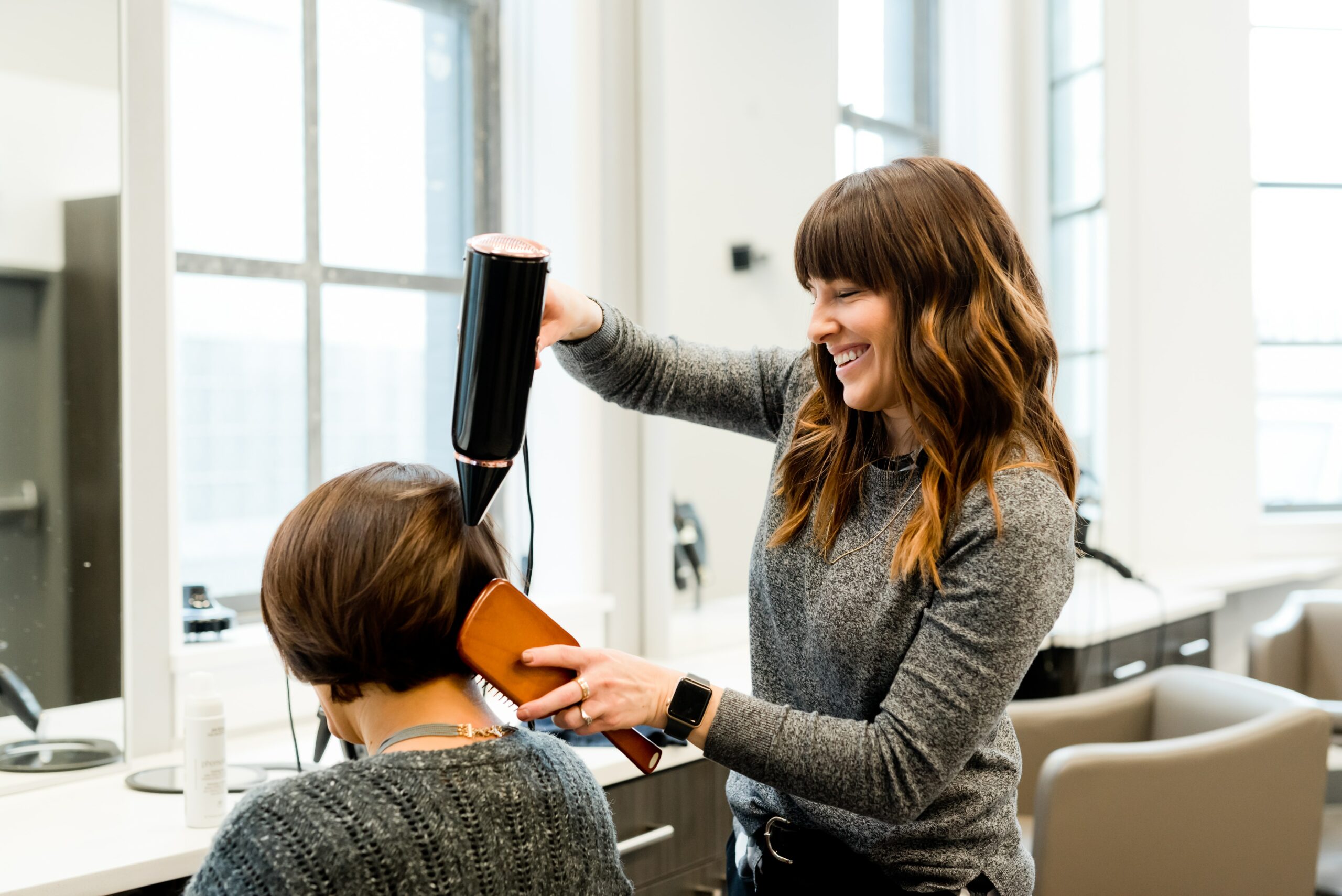 Professionele haarstylist aan het werk bij Haarsalon Sjiek